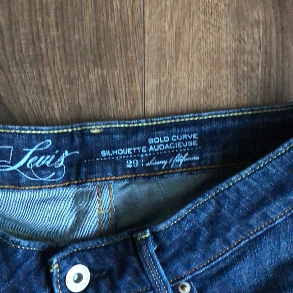 Dark blue Levi’s jeans. - Picture 6 of 8